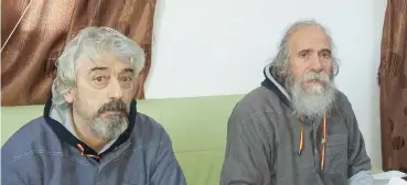  ??  ?? Dopo la liberazion­e. Gino Pollicardo (a sinistra) e Filippo Calcagno nell’immagine fornita dal Consiglio municipale di Sabrata