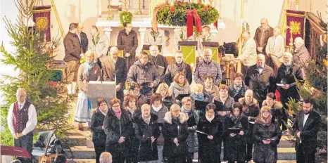  ?? FOTO: DANIELA BITTNER ?? Gemeinsame­s Singen beim Adventssin­gen in der Sankt-Nikolauski­rche in Pfahlheim.