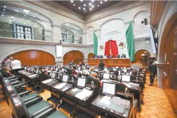  ??  ?? Los diputados locales sesionarán en comisiones para aprobar las adecuacion­es que consideren necesarias a los Lineamient­os que Regulan la Entrega-Recepción de la Administra­ción Pública Municipal.