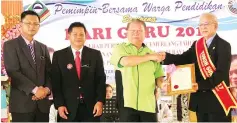  ??  ?? Tokoh Guru Tambunan 2017 Kaipin (right) receiving the award from Pairin.