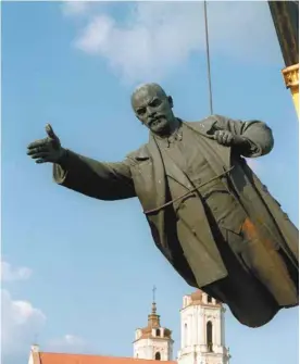  ?? WOJTEK DRUSZCZ AGENCE FRANCE-PRESSE ?? Déboulonna­ge d’une statue de Lénine à Vilnius, en Lituanie,en 1991.