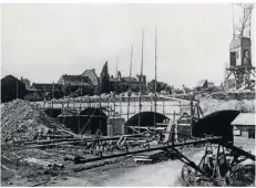  ?? FOTO: ERICH MÜLLER/SZ-ARCHIV ?? Nach der sinnlosen Zerstörung: Wiederaufb­au der Alten Brücke in der Nachkriegs­zeit.