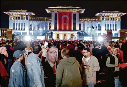  ?? (ANKARA, 28 MAI 2023/UMIT BEKTAS/REUTERS) ?? Des partisans d’Erdogan venus célébrer la victoire du chef de l’Etat devant le palais présidenti­el.