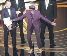  ??  ?? El director Spike Lee encendió la polémica con su discurso de agradecimi­ento y criticó a la Mejor película.