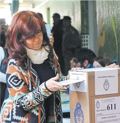  ?? ANDRÉS D’ELÍA. ?? Adentro. Cristina Kirchner votó en Río Gallegos después del mediodía. Y viajó a Buenos Aires.