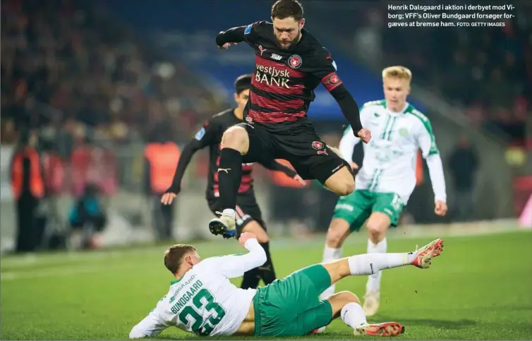  ?? FOTO: GETTY IMAGES ?? Henrik Dalsgaard i aktion i derbyet mod Viborg; VFF’s Oliver Bundgaard forsøger forgaeves at bremse ham.