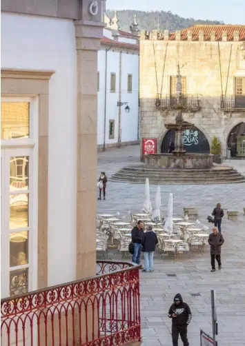  ??  ?? Quase inalteráve­l no enquadrame­nto, foi na placa da praça que se registaram as mudanças, numa praça que continua ser o ponto de encontro em Viana do Castelo