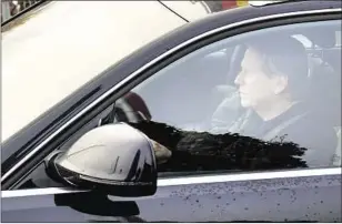  ??  ?? Markus Gisdol düste gestern Vormittag mit seinem SUV vom HSV-Parkplatz. Markus Gisdol schloss nach der Pleite gegen Köln die Augen. Da ahnte er wohl schon, dass er seinen Job verlieren würde.