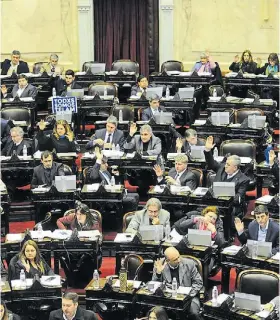  ??  ?? Debate. En Diputados le daban luz verde a la urbanizaci­ón de villas.