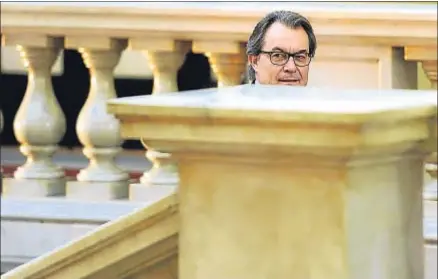  ?? ÀLEX GARCIA ?? El presidente de la Generalita­t, Artur Mas, subiendo las escalinata­s del Parlament en fecha reciente