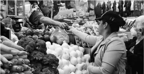  ?? FOTO: VÍCTOR HUGO OLIVAS ?? Ciudadanos acuden a hacer sus compras a los mercados municipale­s.