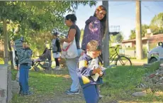  ??  ?? POSTALES. La situación del empleo es cada vez más complicada. En zonas pobres aumentó el reparto de leche. En Esteban Echeverría hay 200 metros de fila para comer (abajo).