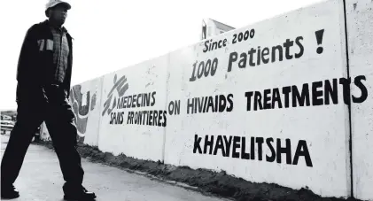  ?? Photo: Doctors Without Borders ?? Mural commemorat­ing the first 1 000 patients to be initiated on ARVs in Khayelitsh­a.