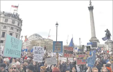  ?? (EFE) ?? Manifestan­tes en la Plaza Trafalgar, en Londres. Centenares de miles de personas se manifestar­on en contra de la salida de Gran Bretaña de la Unión Europea y pidieron un nuevo referéndum.