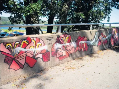  ?? Bilder: Jenny Förander ?? Grafittimå­lningen på gångbron har skapats inom projektet Händelser vid Gotaleden.