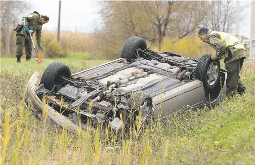  ?? Allen Mcinnis / Postmedia News ?? Sûreté du Québec investigat­ors probe the scene where a man was shot and killed by police in St-Jean-sur-Richelieu Monday. The suspect, who authoritie­s believe had been radicalize­d, had run over two Canadian Forces members.