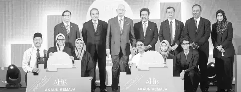  ?? — Bernama photo ?? Najib (third left) poses with student representa­tives receiving a replica of the students account promotion after launching the AHB additional fund units yesteroday. Also present is Second Finance Ministerv Datuk Seri Johari Abdul Ghani (fourth left)...