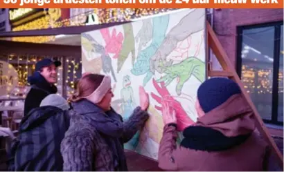  ?? FOTO TOM PALMAERS ?? De kunstenaar­s die meewerken aan het project hangen iedere 24 uur een nieuwe poster op, vlakbij het reuzenrad op de kerstmarkt in Genk.
