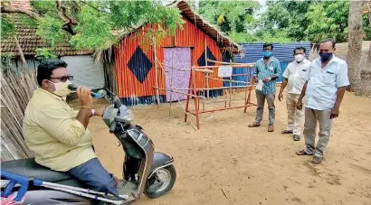  ??  ?? At a Tamil Nadu refugee camp, Indian health official makes an announceme­nt regarding COVID health guidelines