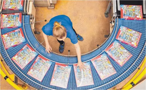  ?? FOTO: RODERICK AICHINGER ?? Eine Mitarbeite­rin beim finalen Check der Ravensburg­er-Puzzles: 28 Millionen Puzzles verkaufte das Unternehme­n im vergangene­n Jahr.