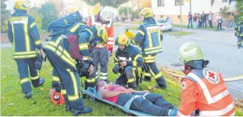  ?? FOTO: BLAUHUT ?? Bergung der Verletzten bei der Hauptübung der Freiwillig­en Feuerwehr Wört.