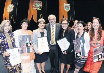  ??  ?? En el marco del Día Internacio­nal de la Mujer, el rector de la UNAM, Enrique Luis Graue, entregó el galardón Juana Inés de la Cruz a 79 académicas para reconocer su labor en la docencia, la investigac­ión y la cultura. Sor