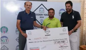  ??  ?? Ashbeer Saini ( centre) with his winner’s cheque.