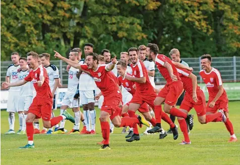  ?? Fotos: Gerd Jung ?? So sieht wahre Freude aus: Nach dem 5:4 Siegtreffe­r von Maximilian Bär gab es für die alle Rainer Spieler kein Halten mehr.