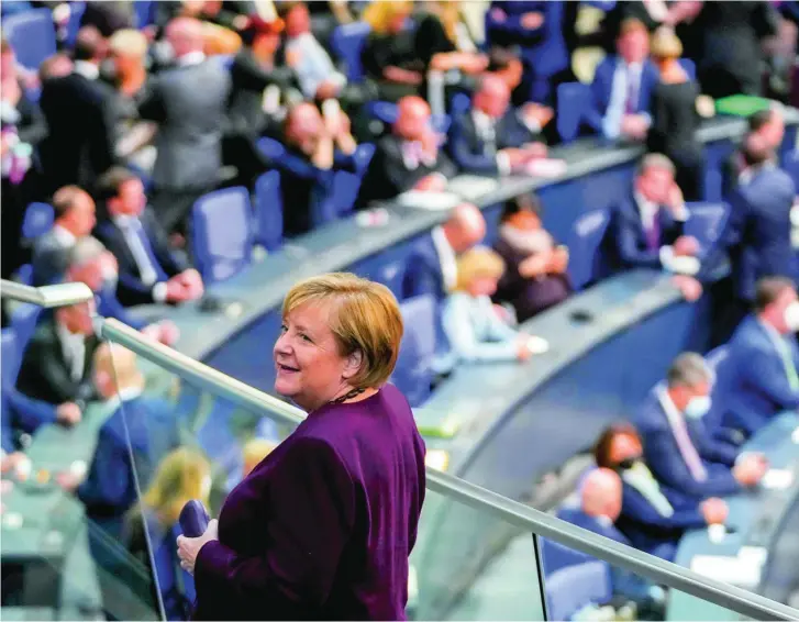  ?? AP ?? Angela Merkel ocupa por primera vez en 30 años un asiento en la tribuna de invitados al no presentars­e en las últimas elecciones y perder su escaño