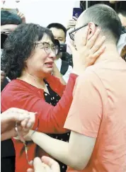  ?? PHOTO AFP ?? Émouvantes retrouvail­les entre Mao Yin, kidnappé et vendu lorsqu’il avait deux ans, et sa mère biologique, Li Jingzhi.