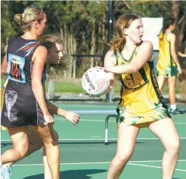  ??  ?? Garfield’s Bonnie Mildren looks down court in the A grade game against Cora Lynn in West Gippsland Netball. Cora Lynn sit second behind Korumburra Bena on the ladder whilst Garfield are still looking for its first win.
Right: Chasing a loose ball are...