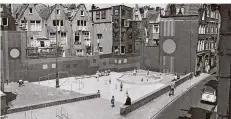  ?? FOTO: ALDO VAN EYCK/© AMSTERDAM CITY ARCHIVES/BUNDESKUNS­THALLE ?? Als Sandkasten noch ausreichte­n: Ein Spielplatz von 1958 in Amsterdam, Wandmalere­i inklusive.