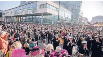  ?? RP-ARCHIVFOTO: CHRISTOPH REICHWEIN ?? Bestes Wetter, tolle Stimmung auf dem Opernplatz: Darauf hoffen die Duisburger Karnevalis­ten auch beim Rosenmonta­gszug am 4. März.