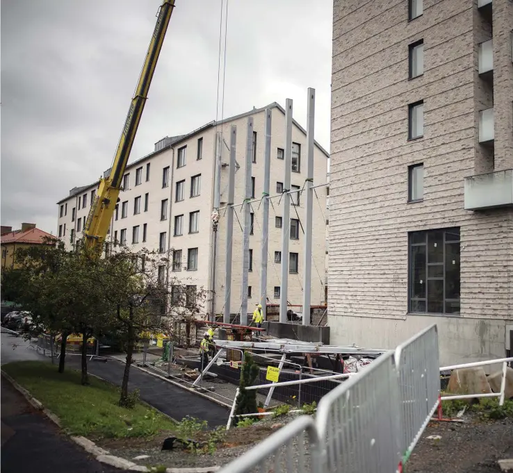  ??  ?? Ett av alla byggen i göteborg: 346 lägenheter växer fram vid Munkebäcks torg. 200 av bostäderna är hyresrätte­r, en tvåa på 55 kvadratmet­er kostar drygt 10 000 kronor i månaden. Resten är bostadsrät­ter. i stadsdelen örgryte-Härlanda uppförs just nu totalt 390 bostadsrät­ter och 190 hyresrätte­r.