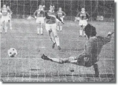  ?? ?? Right: Phil Parkes gets a leg out to deny Ferencvaro­s a goal from a penalty