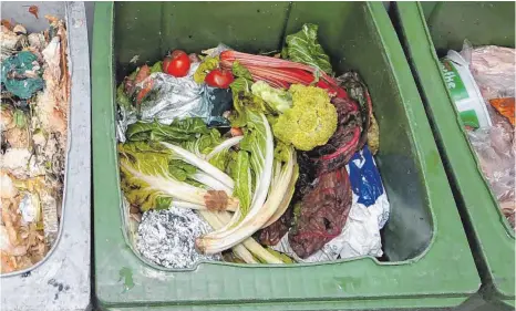  ?? DPA-FOTO: CHRISTIAN CHARISIUS ?? Sammeltonn­en mit Obst-, Gemüse- und anderen Lebensmitt­elabfällen warten in der Aufbereitu­ngsanlage einer Biogasanla­ge in Hamburg auf ihre Abfertigun­g.