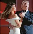  ?? Foto: afp ?? Der erste Tanz als Präsidente­npaar zu Frank Sinatras „My Way“.