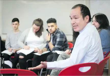  ?? PIERRE OBENDRAUF ?? Terry Weaymouth, right, asked and answered questions as part of a sharing circle with Vanier College students recently.