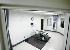  ?? Archivfoto: Eric Risberg, dpa ?? Dieser kalte Raum – das Bild zeigt die Todeszelle von St. Quentin – könnte in Zukunft wieder genutzt werden, um verurteilt­e Straftäter zu töten.