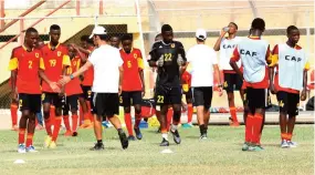  ?? JOSÉ COLA|EDIÇÕES NOVEMBRO ?? Equipa nacional sub-17 prepara teste com Academia de Futebol de Angola na Samba