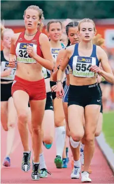  ?? FOTO: WOLFGANG BIRKENSTOC­K ?? Anna Bommes (l.) bei den Deutschen Meistersch­aften im Lauf über 3000 Meter. Am Ende belegte sie Rang fünf.