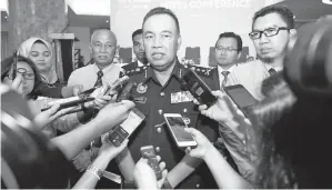  ??  ?? MOHD Dzuraidi semasa ditemui media di Kuching pada Jumaat. - Gambar Chimon Upon