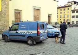  ??  ?? I controlli anti droga della polizia con il cane Batman