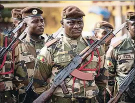  ?? MICHELE CATTANI / AFP ?? Soldats malians en una cerimònia a Bamako el 2018