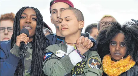 ?? FOTO: AFP ?? Emma Gonzalez (Mitte), Überlebend­e des Amoklaufs von Parkland, ist zu einem Gesicht des Protestes von US-Schülern für schärfere Waffengese­tze geworden.