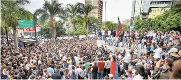  ??  ?? Diferencia­s. Según el Gobierno, 10 personas murieron durante la jornada de este domingo, mientras que la oposición reporta 16 fallecidos.