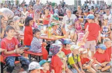  ??  ?? Ganz schön was los: Etwa 200 Kinder sorgen am Familienta­g auf dem Festplatz für Stimmung.