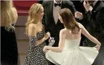  ?? ?? At the first commercial break people bolted out of their seats to find their friends; Emma Stone (left) immediatel­y found her longtime friend Jennifer Lawrence.