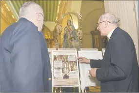  ??  ?? El arzobispo (a la der.) recibe la donación de los ocho atriles para la Catedral.