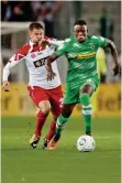  ?? EPA ?? Neu: Zakaria (Gladbach, r.).